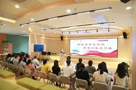 开学前先上廉洁警示教育课，教师们到法院旁听庭审图片