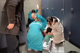 女士晕倒在厕所，保洁人员做了这个动作来抢救图片