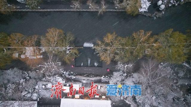 一年四季 泉在济南丨雪润泉城 护城河上演冬日仙境