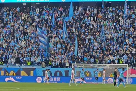 大连英博海发中超主场首秀 6万余名球迷到场助阵图片