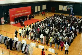洛阳理工学院连续15年，给困难学子免费发放棉衣图片
