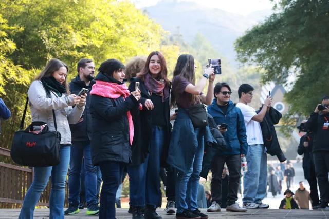 当“古典音符”遇见“丹霞仙境”：德国汉诺威交响乐团今日打卡龙虎山！