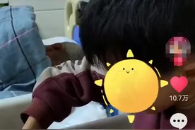 河南一丧母男孩独自照顾瘫痪父亲，好心人带钱物看望，教育局介入图片