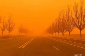 受蒙古气旋影响，内蒙古多地刮起沙尘图片