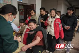 劝君惜取少年时！实拍麻阳一中高考体检图片