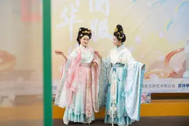 外籍小姐姐穿上古装逛国风市集，世博源上演“华服周”图片