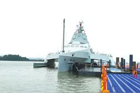 一击即中！近观中国无人艇演练高速冲击图片