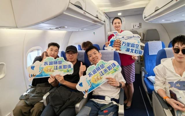 “江汉大米”主题航班万米高空启航