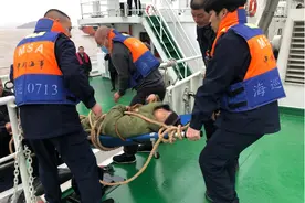 “大小船接力”  宁波海事部门成功救助患病船员图片