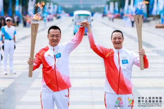 人人人！今天，这里挤满围观市民，现场令人振奋！网友：果然很深圳