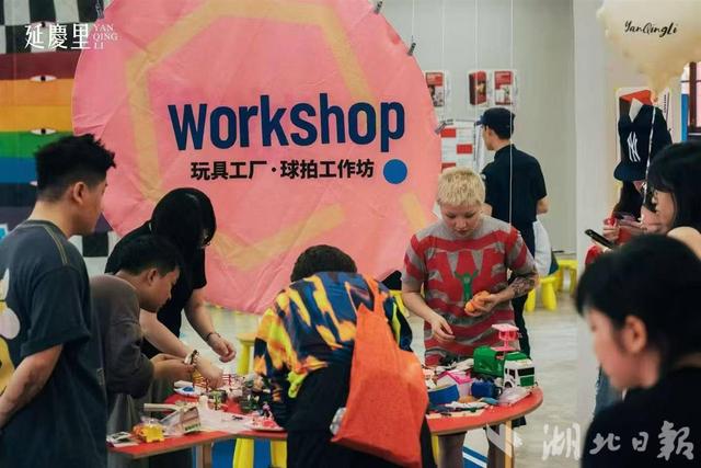 拍照出片、社交畅聊、历史可触，非标商业项目靠“好情绪”成假日流量担当