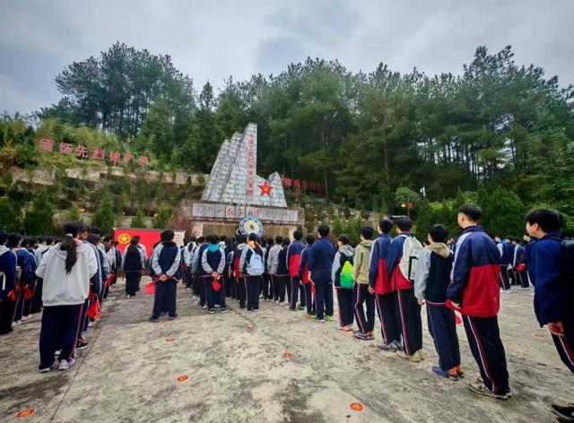 “赛动黔景”“梵天净土・生态守护”青少年户外登山冬夏令营圆满落幕