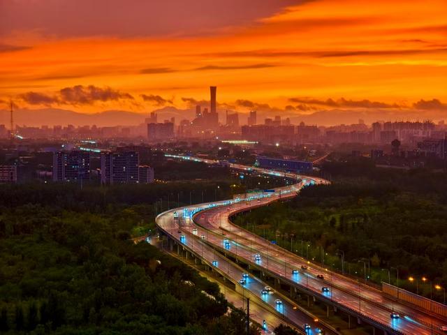 雨后看见彩虹！北京晚霞金光漫天！