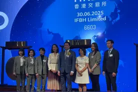 if椰子水母公司港交所上市首日收涨42%，泰国“富二代”创始人上台敲锣  中国内地市场贡献超九成收益图片