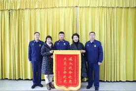 “真的太感谢了！幸亏有‘蓝朋友’出手相助，才让我爱人脱离危险!”图片