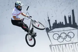 黄浦江畔，极限运动舞台激荡城市年轻力量图片