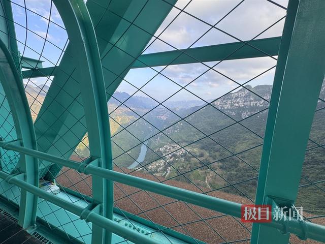 实探贵州花江峡谷600米高廊桥：恐高游客直呼“好吓人”，有人4分钟走完高空钢丝