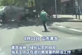 青岛一工人跟在洒水车后小跑浇水引争议，官方：洒水车为避障临时加速，两人提前已商量图片