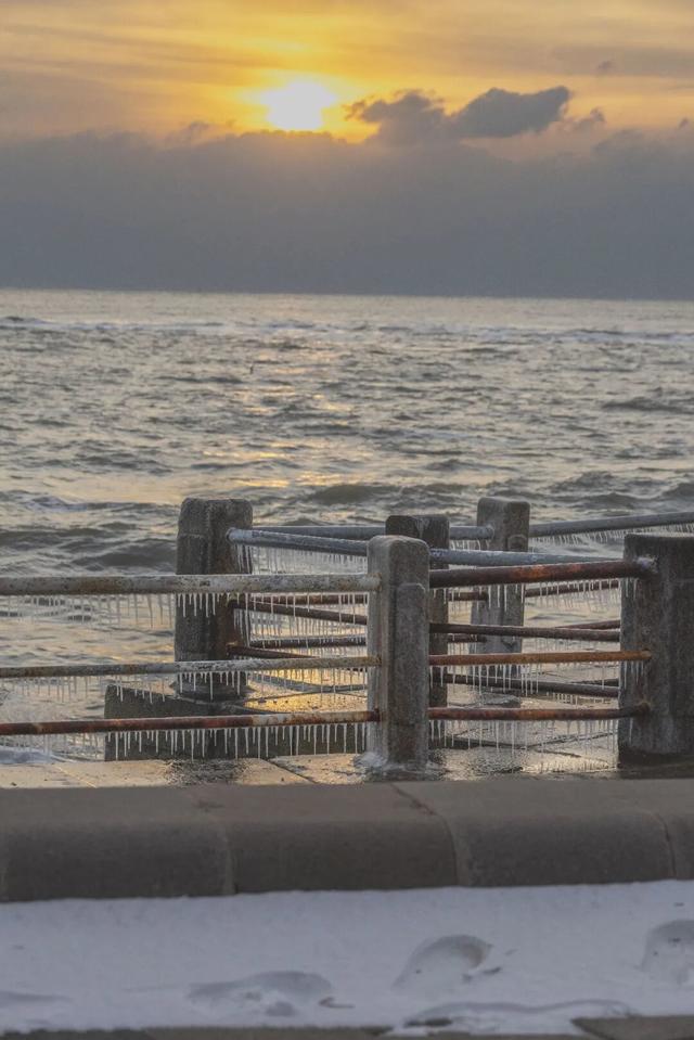 今早实拍！日照海边结冰了！低温还要持续几天？