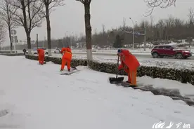 淄博城管清雪除冰“保畅通”  为民扫出“安全路”图片
