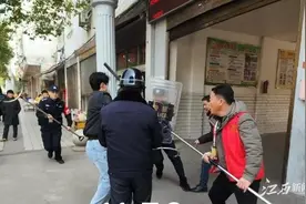 反恐防暴不松懈，实战演练保安全——袁州区金瑞镇中心小学联合开展反恐防暴演练活动图片