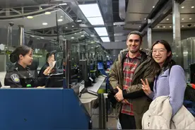 七人五种外语，北京边检“春语”温暖外籍旅客中国年图片