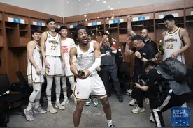 现场｜直击更衣室：辽宁男篮庆祝夺冠！图片