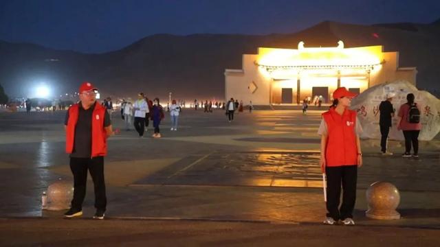 100名志愿者服务保障鸣沙山月牙泉景区星空演唱活动