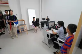 出入境全力迎接暑期办证高峰 北京西城警方提醒：已设立24小时自助服务厅图片
