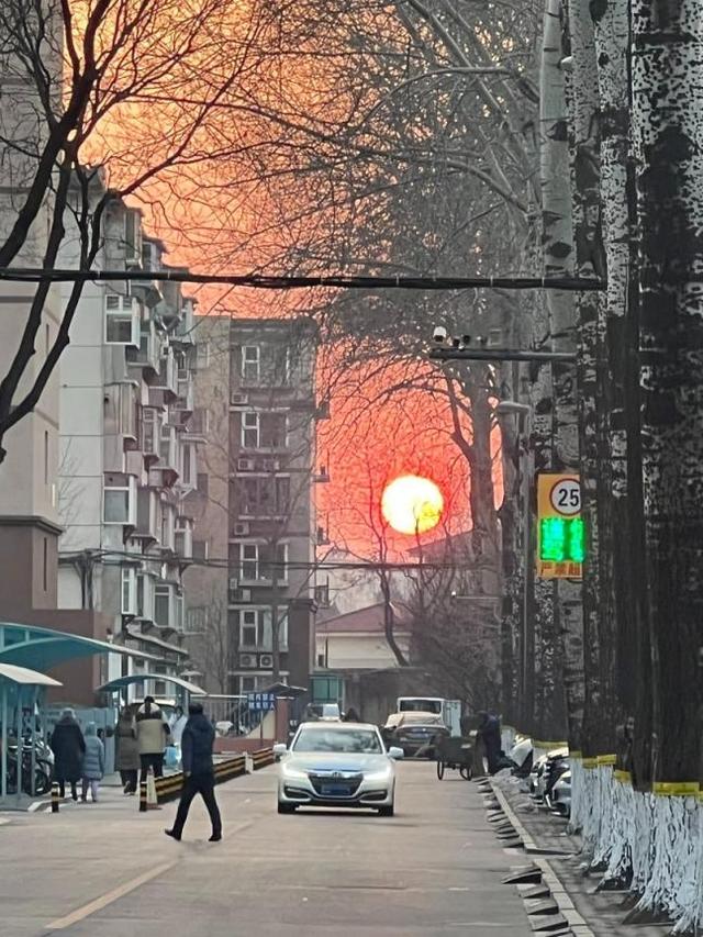 夕阳为京城加上金红色滤镜，绘就冬日诗意美景