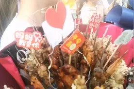 高考考点现场花絮：家长准备烤串儿“花束”，养眼又解馋图片