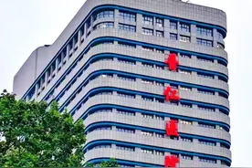 蔡甸到青山，晚高峰8分钟空中转运“跑赢”死神，重度呼吸衰竭女子获救图片