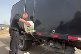 闪电调查｜聊城：沿街商铺变身“新能源加注站” 尾气清洁剂当汽车燃料卖图片