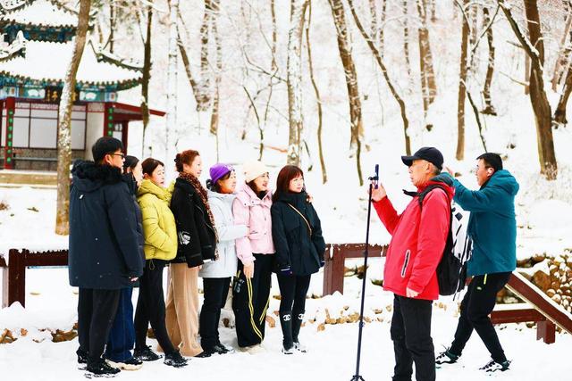 千山飞雪，踏雪寻梅