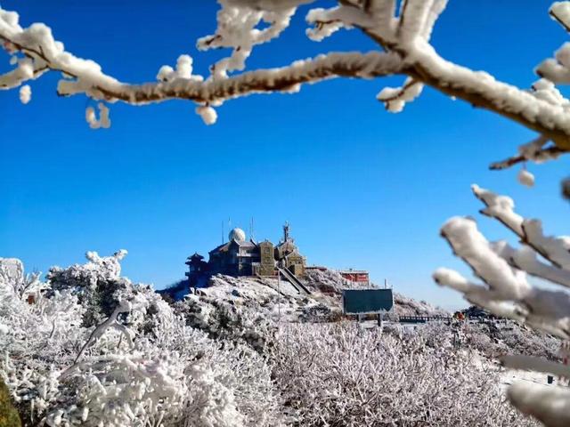岱宗披霜缟 冰韵醉人间