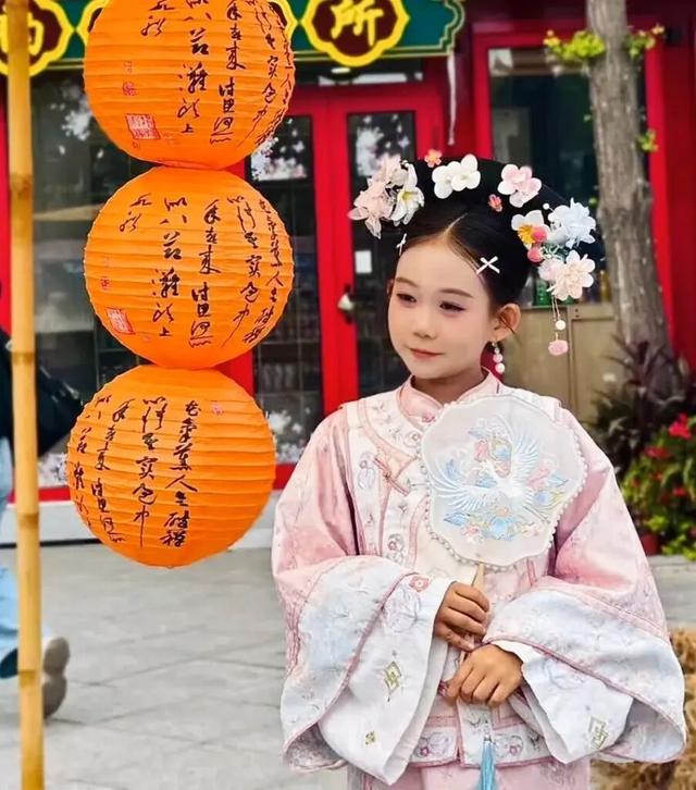 红妆满巷！海淀这条百年老街，热闹又浪漫——