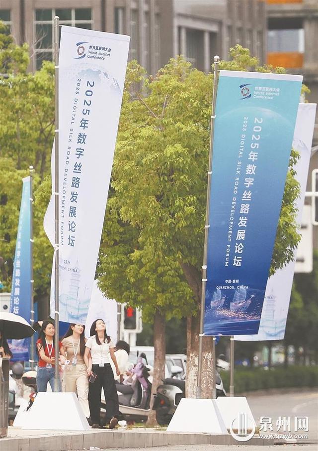 万屏焕彩迎宾朋 数字盛会氛围浓