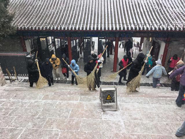 八达岭长城喜迎新年初雪，景区全力守护游客安全赏景