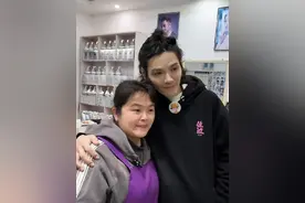 新造型出炉！向佐找晓华理发，店外超5000人围观，线上超6700万人观看图片