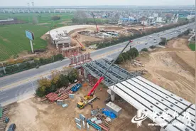 徐淮阜高速公路阜阳北互通 A 匝道钢板组合梁开始架设图片