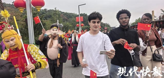 登江苏之巅、赏秋色、品西游！云台山景区假期首日迎来八方客