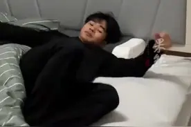 小伙失恋半夜想前女友睡不着？出门摆了40多天共享单车...图片