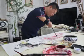 为了梦想全力以赴，失去双手的他画出精彩人生图片