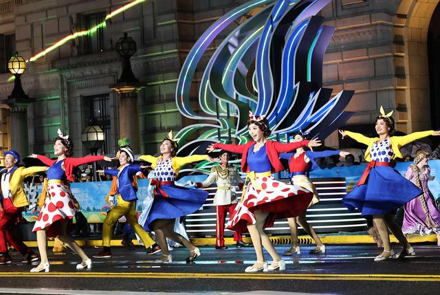 上海：黄浦江畔上演旅游节花车大巡游