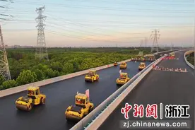 浙江杭绍甬高速杭绍段主线沥青摊铺完成  项目建设加快图片