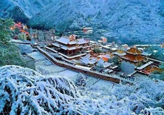 来这个小城看雪泡温泉，美哭了！