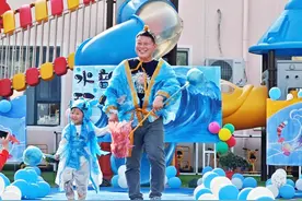 东营市东营区第二实验幼儿园供水分园小班组开展“水韵童梦 环保同行”亲子走秀活动图片