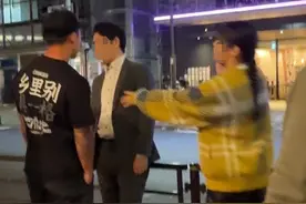 日本街头男子偷拍美女，长沙满哥当场“行侠仗义”！他T恤上的方言亮了图片