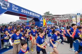 2000余名跑者相约奥森 与奥运冠军王丽萍一起奔跑图片