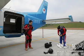 十堰市首次机降高空跳伞在竹山首跳成功图片